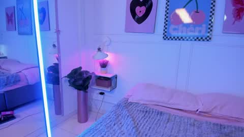 Zoe Lynch online show from April 8, 11:45 am