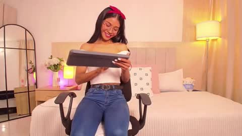 Snapshot of zoe_mocca chatting on October 3, 8:25 pm Mia online show from October 3, 8:25 pm