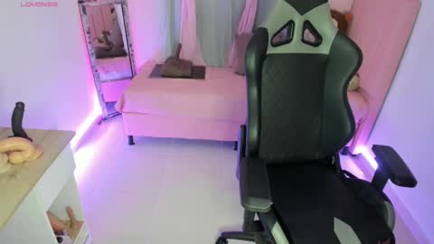 zoe_sullivan_ online show from February 22, 9:56 am