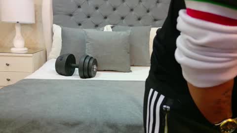 Zoe Krug online show from November 12, 11:30 am