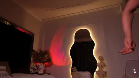 zoevidal_ online show from January 19, 12:01 pm