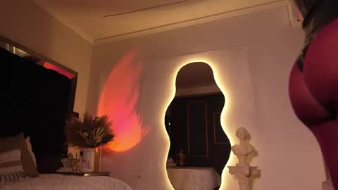 zoevidal_ online show from October 17, 12:30 pm