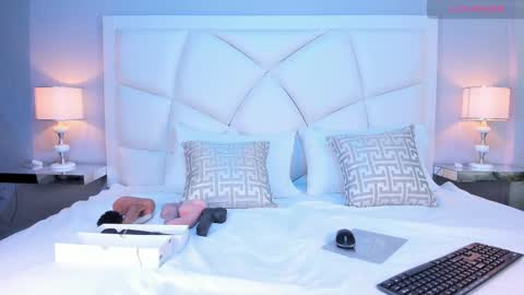 Snapshot of zoeysnow chatting on March 10, 11:45 am Z O E online show from March 10, 11:45 am