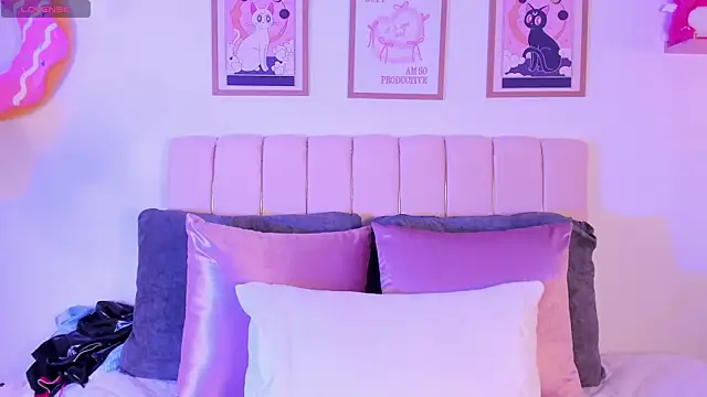 Snapshot of Petit-Rosse chatting on October 31, 2:46 am Petit-Rosse online show from October 31, 2:46 am