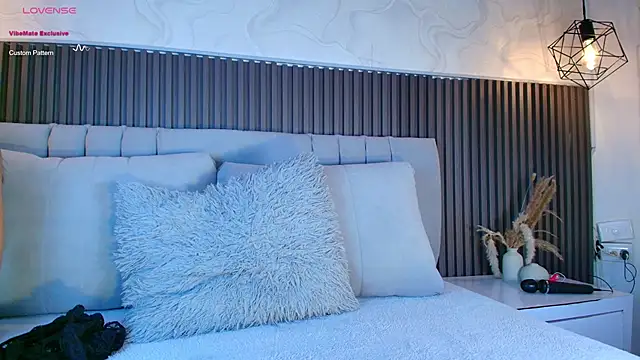 SHANONCLARK online show from April 14, 7:25 pm