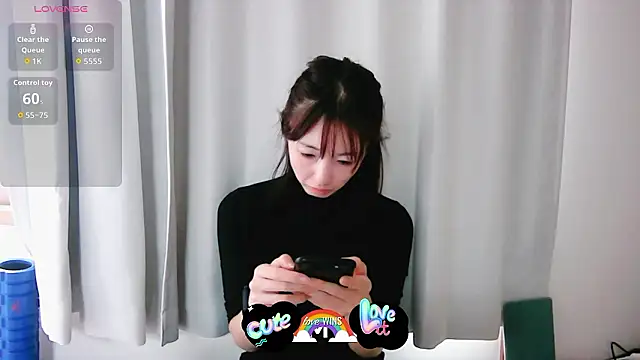 Snapshot of Love_me_Eri_ chatting on October 18, 4:15 am Love me Eri online show from October 18, 4:15 am