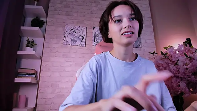 VivianLy  online show from September 24, 11:31 am