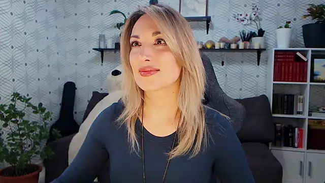 MillaXQueen online show from February 18, 3:33 pm