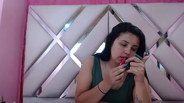 Snapshot of nathaly_low1 chatting on October 3, 4:06 am nathaly low1 online show from October 3, 4:06 am