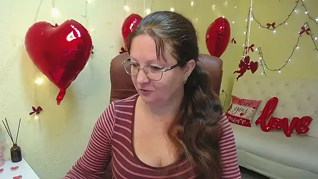 VanessaHotts online show from February 6, 8:50 am