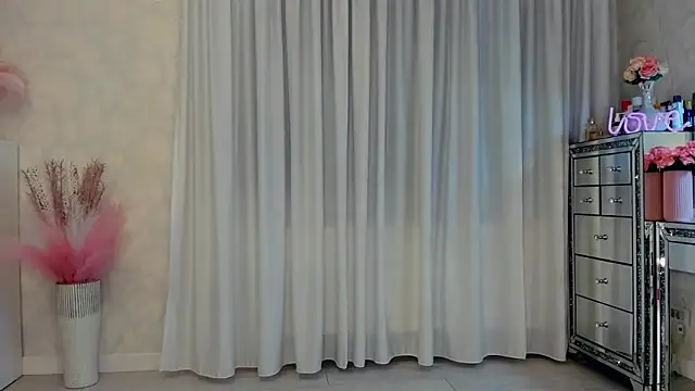 Snapshot of SeductiveButterfly chatting on September 26, 11:02 pm SeductiveButterfly online show from September 26, 11:02 pm