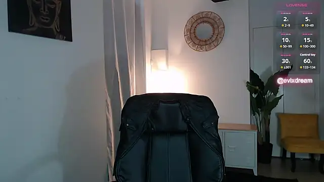 Crystal-dreamt online show from May 7, 1:37 pm