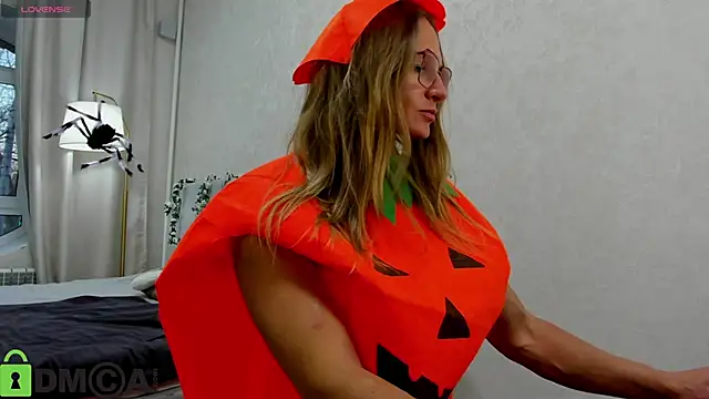 Snapshot of Milf_Tea chatting on October 31, 1:40 am Milf Tea online show from October 31, 1:40 am