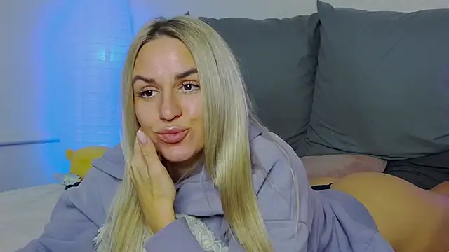 Snapshot of SofiJames chatting on October 5, 7:35 am SofiJames online show from October 5, 7:35 am