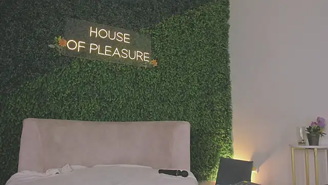 chloe d online show from October 14, 1:35 pm