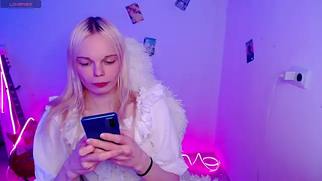 Emily Nyaffee online show from December 2, 12:12 am