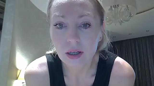 Snapshot of ZarinaSwift chatting on October 21, 4:05 am ZarinaSwift online show from October 21, 4:05 am