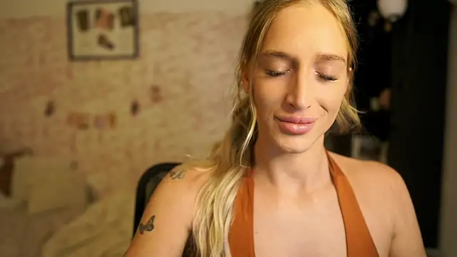 Nicolette  Shea  online show from October 9, 8:29 am