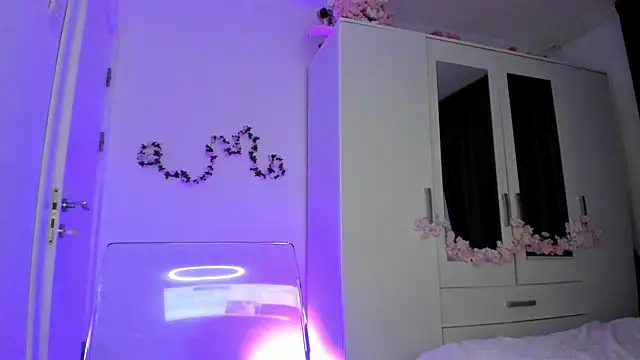 KaylaLaine online show from September 18, 6:01 am