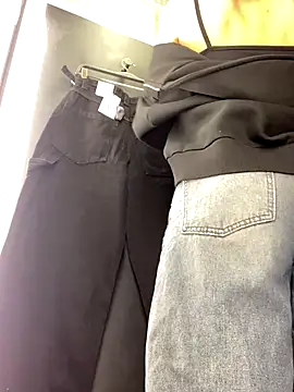 QuitieLia online show from December 15, 1:27 pm