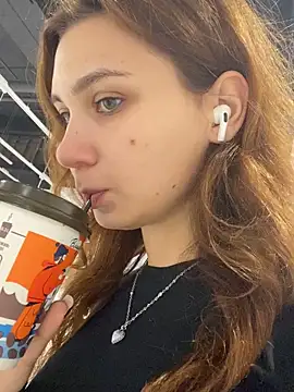 QuitieLia online show from December 3, 9:00 am