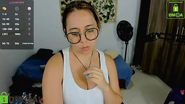 Snapshot of isa_loves_cum chatting on October 11, 2:16 am isa loves cum online show from October 11, 2:16 am