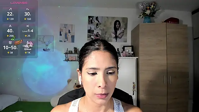 Snapshot of VeronikaOlsen chatting on October 8, 8:02 pm VeronikaOlsen online show from October 8, 8:02 pm