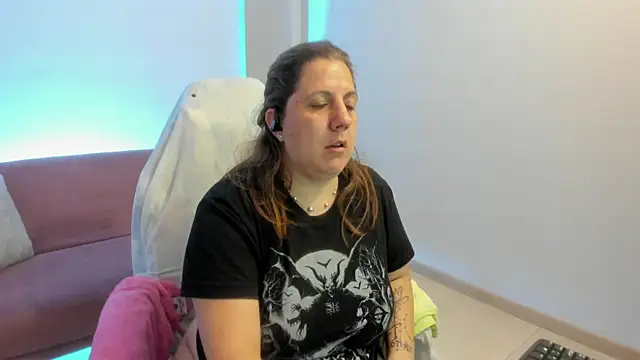 Snapshot of katie_joness_ chatting on September 18, 12:58 pm katie joness online show from September 18, 12:58 pm