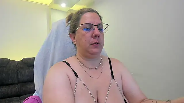 Snapshot of katie_joness_ chatting on September 10, 1:00 pm katie joness online show from September 10, 1:00 pm