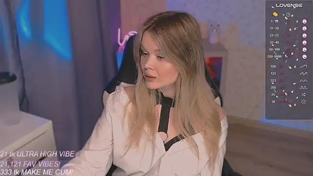 Snapshot of VeronaAura chatting on October 2, 8:47 pm VeronaAura online show from October 2, 8:47 pm