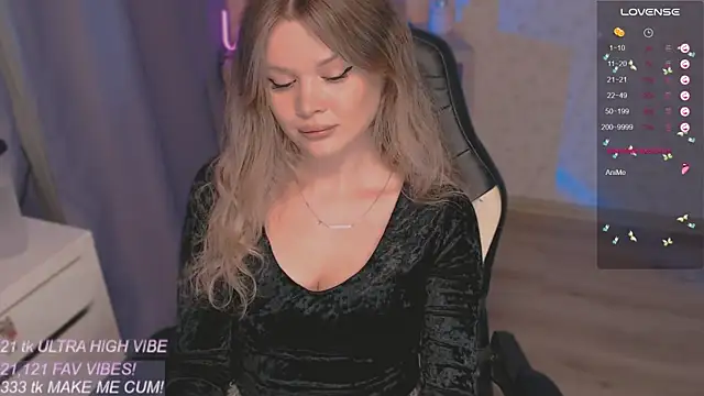 Snapshot of VeronaAura chatting on October 12, 10:34 pm VeronaAura online show from October 12, 10:34 pm