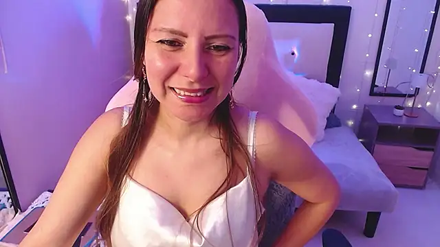 camila delarosa online show from July 28, 3:32 pm