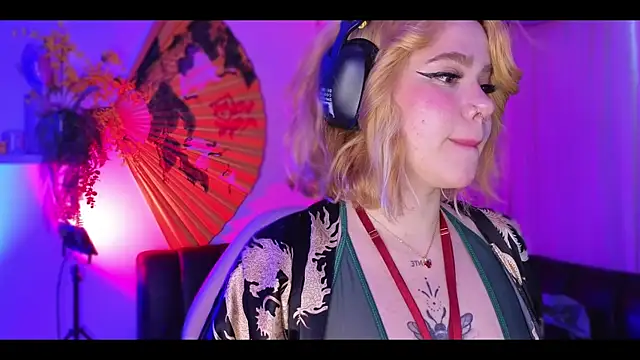 albaismynameX online show from November 7, 2:00 pm