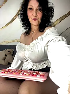 Snapshot of Katie-n chatting on October 21, 6:39 am Katie-n online show from October 21, 6:39 am