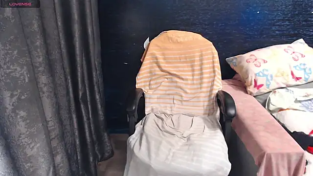 LadyAverrySquirt11 online show from October 31, 6:04 am