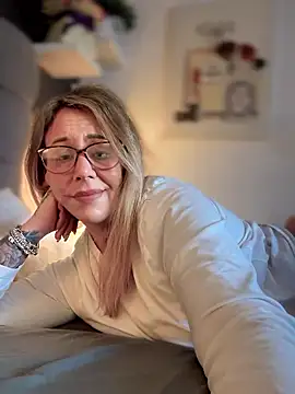 blondebitch2 online show from January 14, 2:22 pm