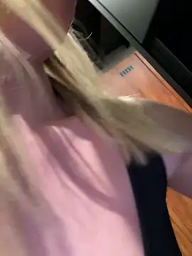 LuisaBecker online show from April 16, 4:57 am