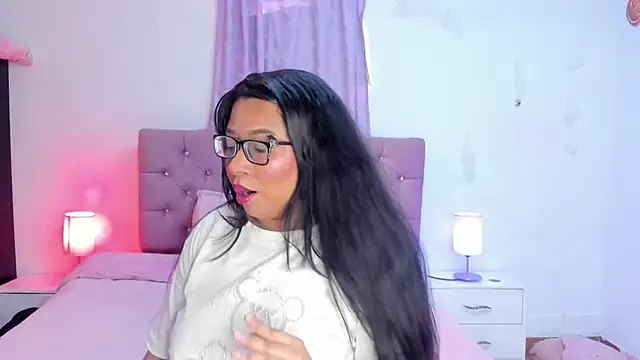 Snapshot of Latinabombsheell chatting on October 8, 7:29 pm Latinabombsheell online show from October 8, 7:29 pm