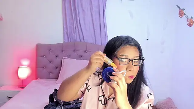 Snapshot of Latinabombsheell chatting on October 16, 5:10 am Latinabombsheell online show from October 16, 5:10 am
