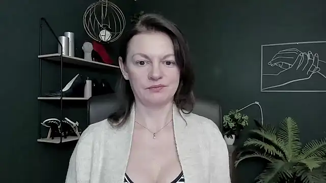 VivianWILD online show from February 10, 7:00 am