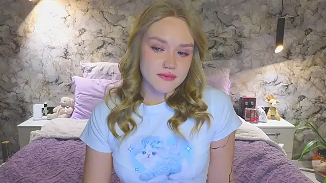 Snapshot of Aurora_Golden1 chatting on October 19, 5:15 pm Aurora Golden1 online show from October 19, 5:15 pm