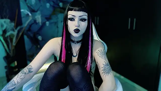 Madison Jackson online show from November 20, 10:00 pm