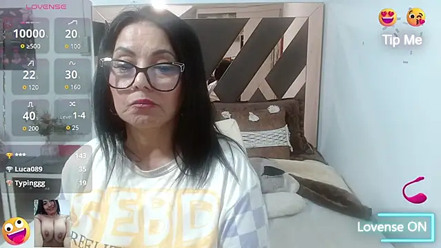 Snapshot of lindaesmeralda chatting on September 28, 2:11 pm lindaesmeralda online show from September 28, 2:11 pm