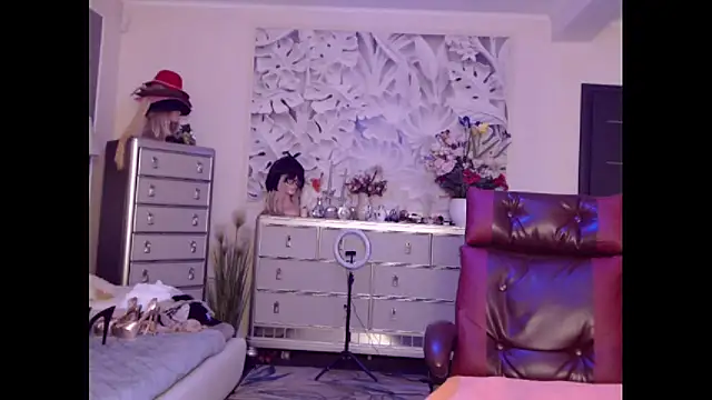 Snapshot of HornyMilf_555 chatting on October 6, 1:17 pm HornyMilf 555 online show from October 6, 1:17 pm