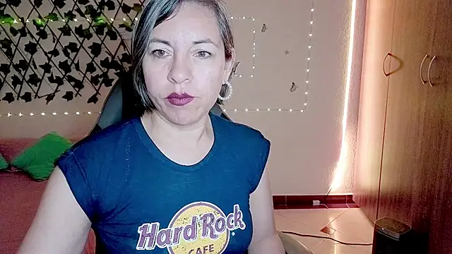 Lady breaks hearts online show from November 22, 10:18 am