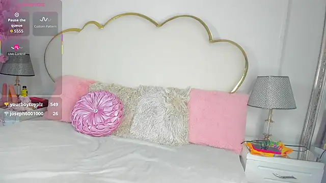 Snapshot of CahitlinBell chatting on September 12, 6:03 am CahitlinBell online show from September 12, 6:03 am