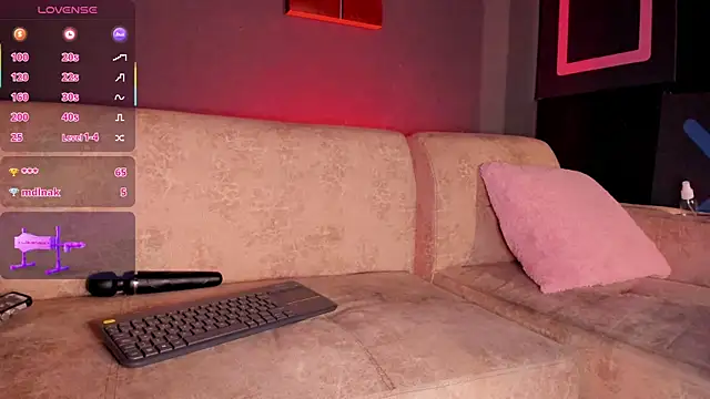 Snapshot of Elettra_Rou chatting on October 2, 11:43 pm Elettra Rou online show from October 2, 11:43 pm