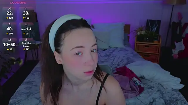 Hayle Hill online show from March 6, 1:44 am