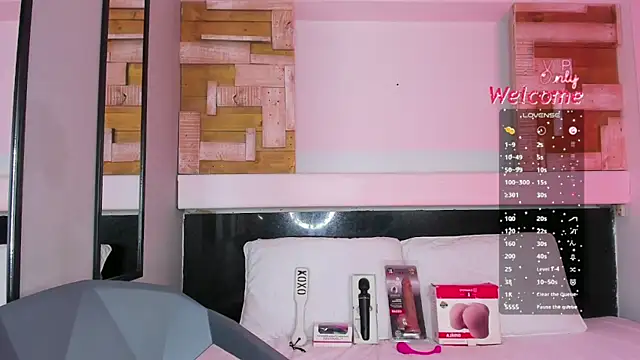 AmberAdams  online show from April 10, 1:50 pm