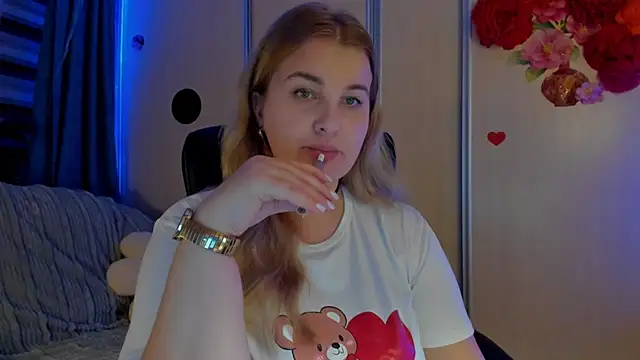 CoraSwon online show from November 17, 5:46 pm